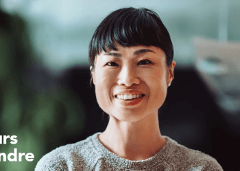 Portrait d’une femme souriante avec un fond flou et le texte "Toujours apprendre" en blanc.